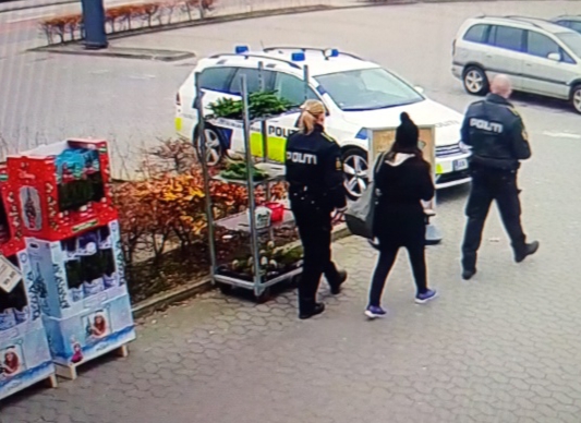 Butikstyv anholdt af R4Y Butiksdetektiven afhentes af Politiet